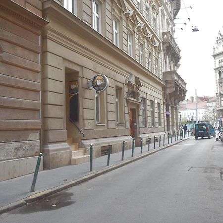 Yes, Yes! Lovely Apartment Good Amenities Budapest Center Buitenkant foto