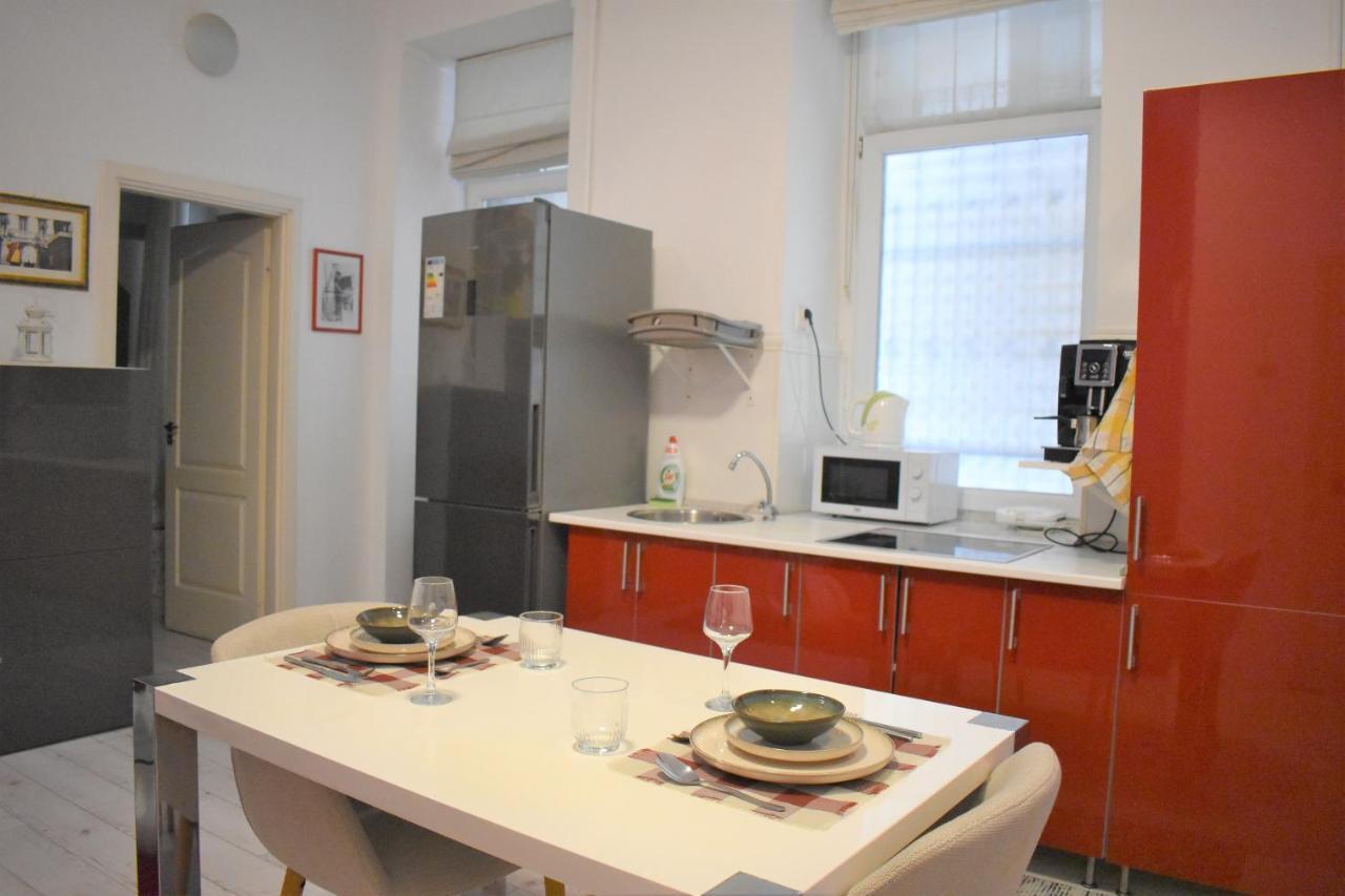 Yes, Yes! Lovely Apartment Good Amenities Budapest Center Buitenkant foto