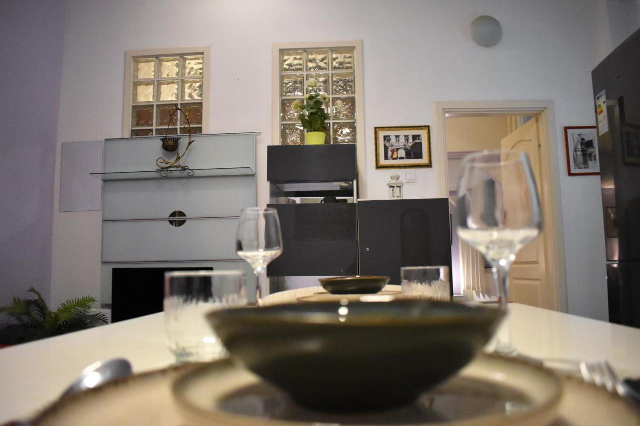 Yes, Yes! Lovely Apartment Good Amenities Budapest Center Buitenkant foto